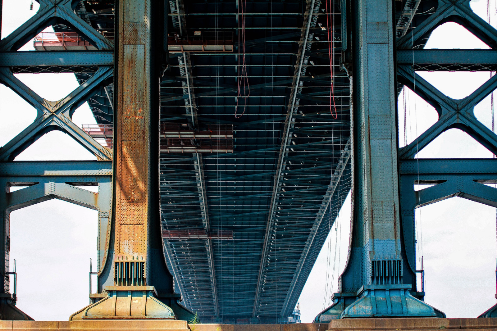 Stationary monitoring of problematic bridges.